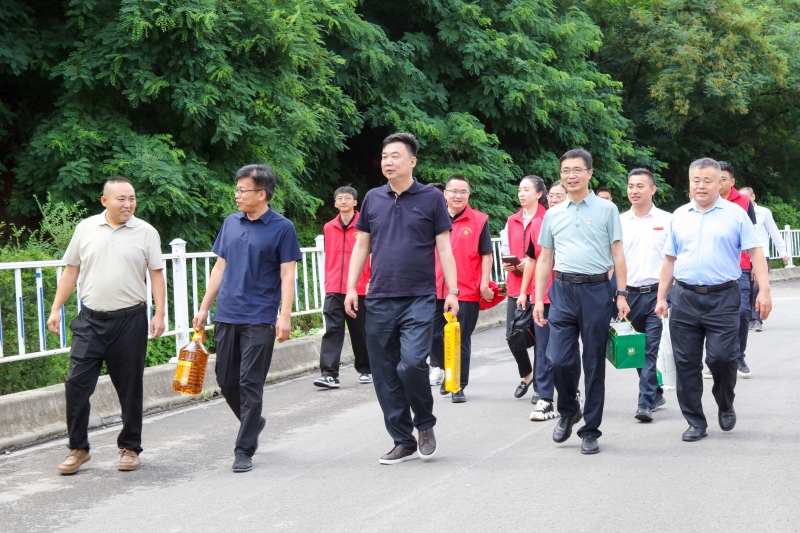 鄉村振興共奮進 真情幫扶暖民心——集團公司開展“第一書記”幫扶村走訪慰問活動-1-800